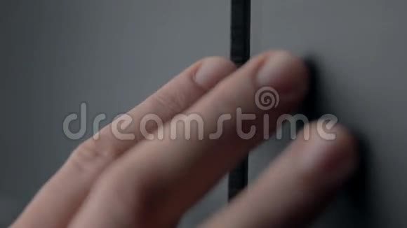 手指在门上滑动的细节镜头视频的预览图