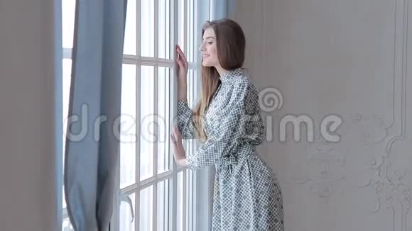 时尚白种人模特在窗户附近摆姿势视频的预览图