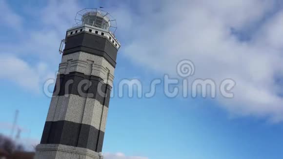 在天空下的海面上的时间推移单色灯塔背景是云视频的预览图