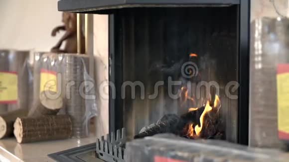 壁炉里的壁炉正在燃烧散发出一些烟雾视频的预览图