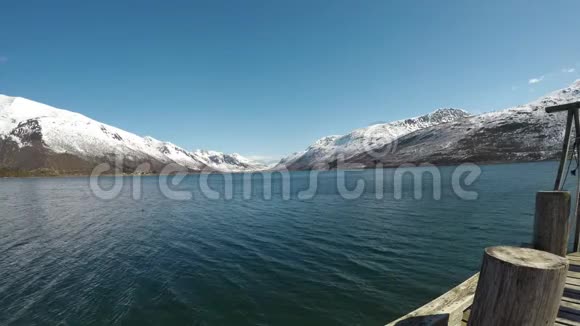 雄伟壮丽的雪山下面有平静的蓝色深峡湾视频的预览图