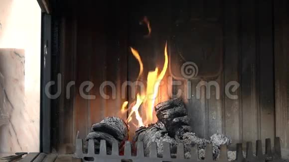 漂亮的小火在壁炉里轻燃视频的预览图