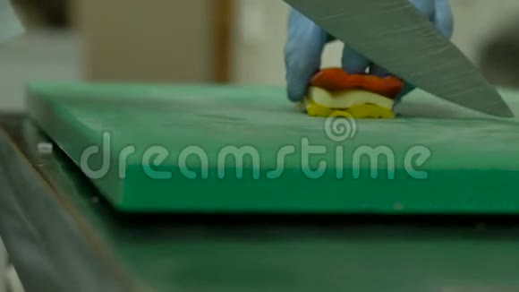 厨师用餐板上的刀切一个红色的油嘴视频的预览图