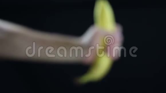 黑色背景的香蕉视频的预览图