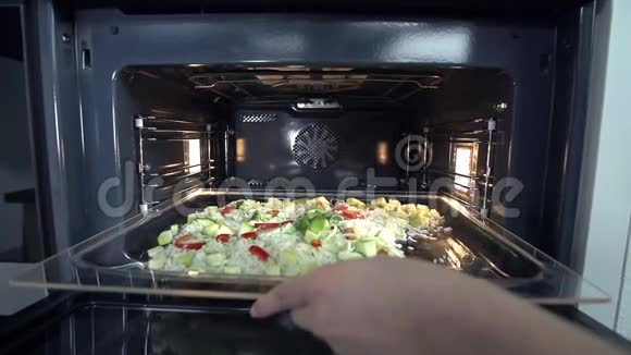 试着用多汁的食物烤炉视频的预览图