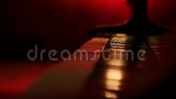 一个钢琴家把钢琴的盖子盖上红色的背景视频的预览图
