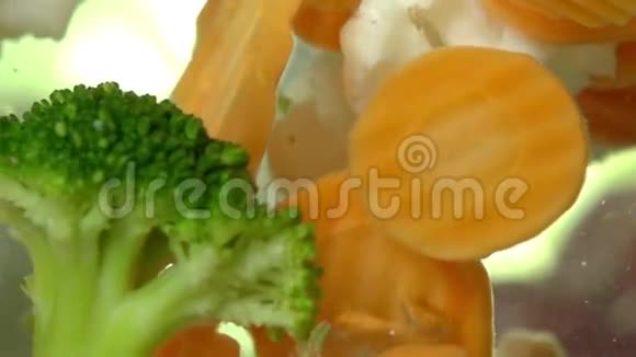 搅拌勺子蔬菜视频的预览图
