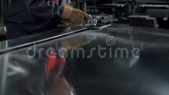 机械车身用银色油漆汽车零件视频的预览图