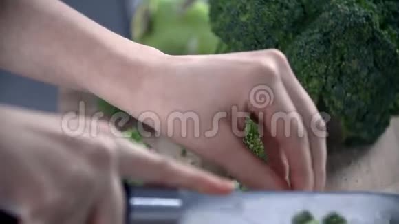 切花椰菜做一顿饭的近镜头视频的预览图