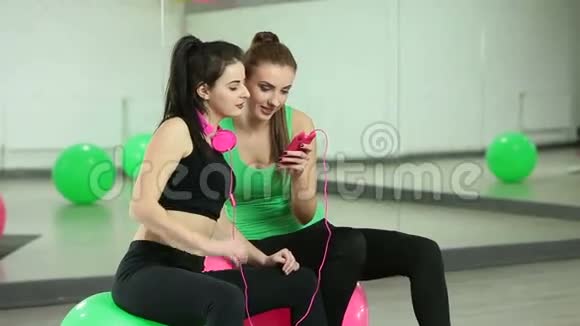 运动女孩在智能手机上自拍视频的预览图