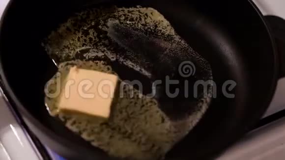 煎锅中黄油煎蛋的特写延时视频视频的预览图