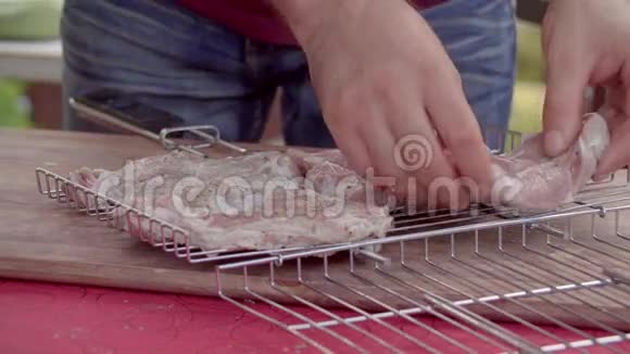 这个人在格子上展示肉这个人煮肉煎炸那个人做饭视频的预览图