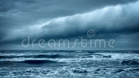波涛汹涌的波涛汹涌的大海戏剧性的黑暗天空云景视频的预览图