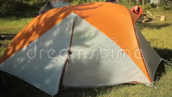 男人通过电话从帐篷里自拍打开帐篷拍张照片关上帐篷森林里阳光明媚的一天视频的预览图