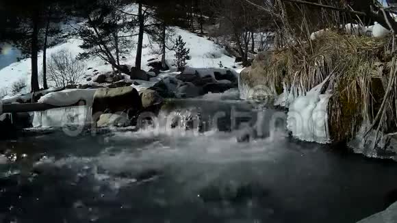 冬天天气里有一条小河瀑布视频的预览图