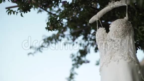 波西塔诺街上的婚纱视频的预览图