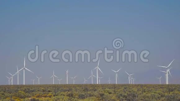 沙漠中的风电场视频的预览图