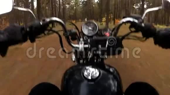 骑着直升机骑着自行车穿过秋天的森林视频的预览图