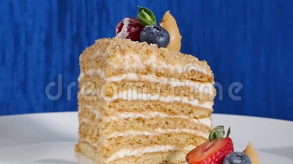 用切好的草莓和蓝莓在盘子上分层蛋糕夏日浆果蛋糕多层贝瑞和皮斯塔奇奥视频的预览图