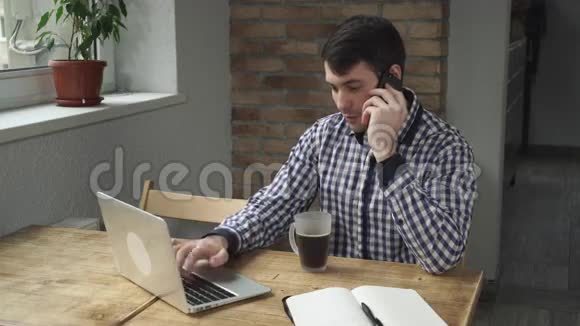 那人坐在办公室里打电话喝着咖啡看着电脑视频的预览图