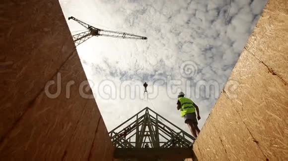 建筑工人抬头看屋顶梁视频的预览图
