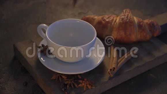 在烤桌上用牛角面包和肉桂棒浇热巧克力视频的预览图
