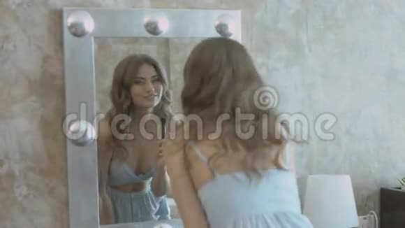 漂亮的模特用刷子把粉末涂在脸上站在镜子视频的预览图