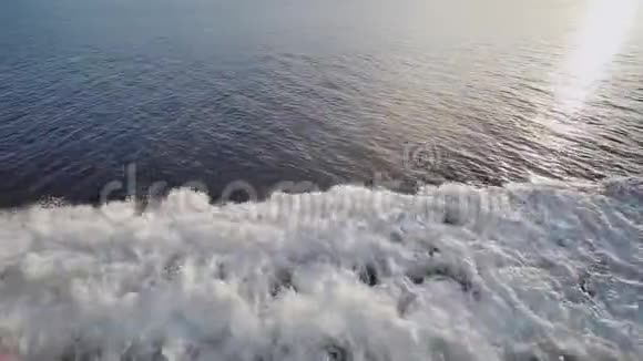 渡船后面水迹起泡的背景视频的预览图