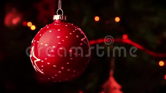 圣诞装饰红球圣诞树上的灯视频的预览图
