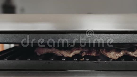 电动烤架上的美味牛肉视频的预览图