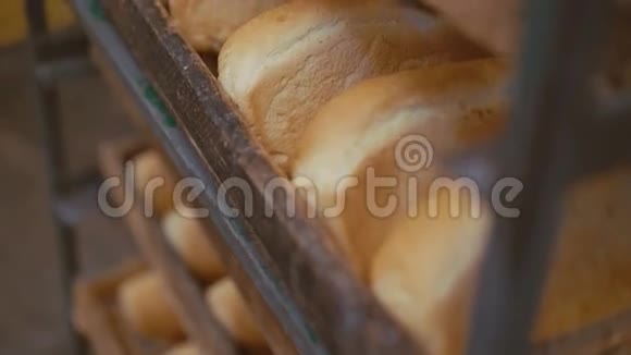 把许多新鲜的麦面包收起来视频的预览图