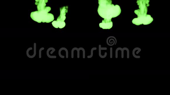 荧光亮绿漆混于水中多滴墨这是3D渲染镜头的慢动作墨水视频的预览图