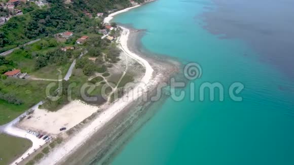 鸟瞰绿松石令人叹为观止的海滩希腊阿西托斯哈尔基迪基无人机向前移动视频的预览图