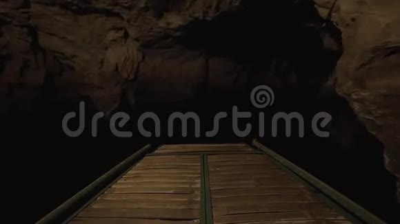 旅游船在喀斯特洞穴旅行陈安越南视频的预览图