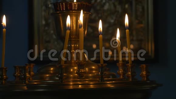 在教堂的祭坛前点燃蜡烛为教会的教区居民祈祷视频的预览图