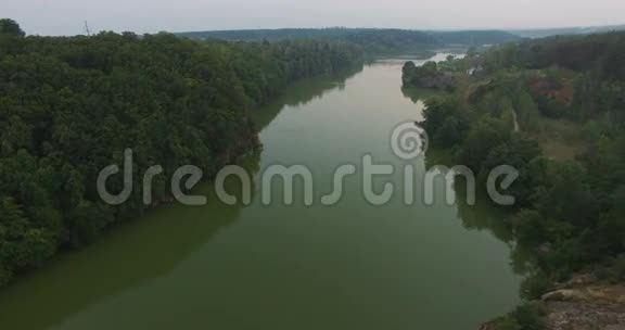 东欧森林海岸之间的河流视频的预览图