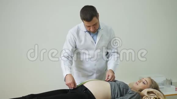 医生测量孕妇的腹部视频的预览图