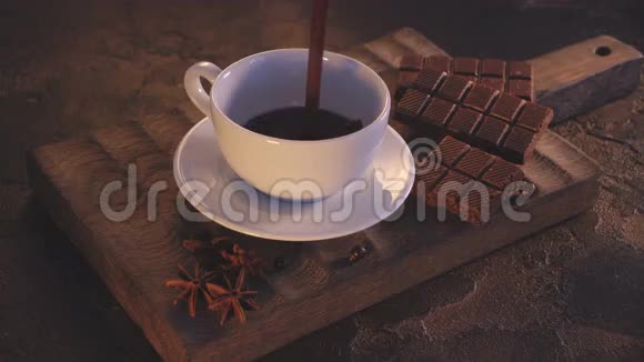 木制老式桌子上的白杯热巧克力和牛角面包视频的预览图