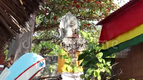 印度尼西亚巴厘岛阿米德地区海滩附近的传统巴厘岛精神之家从凉亭看视频的预览图