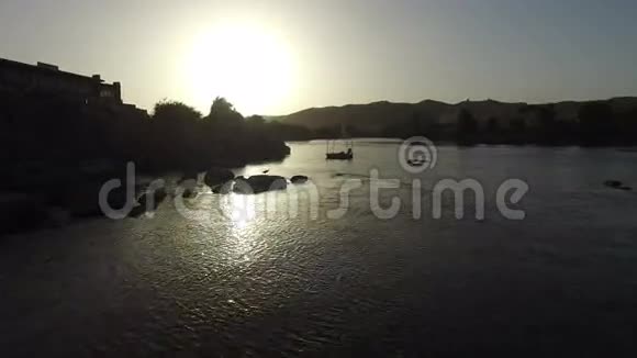 日落时的尼罗河景色视频的预览图