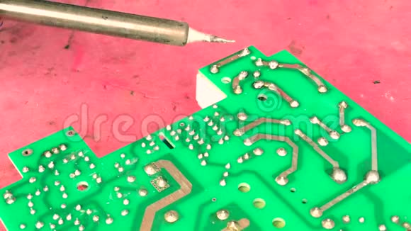 电子技师焊接视频的预览图