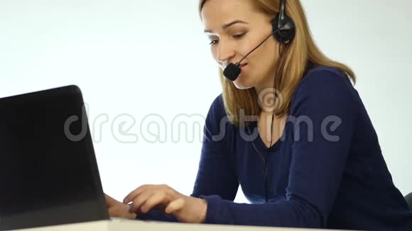 呼叫中心代表在热线上交谈耳机电话营销积极的女性呼叫中心代理在工作慢慢慢慢视频的预览图