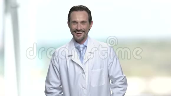 穿着白色外套的人在模糊的背景上笑视频的预览图
