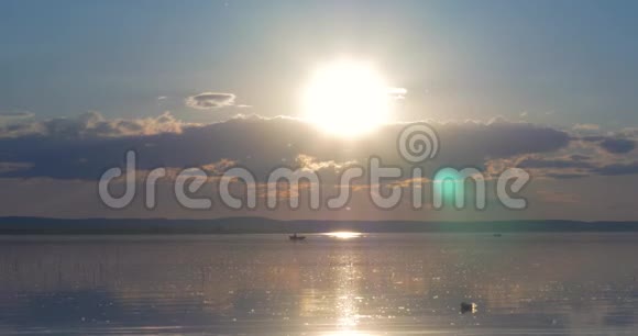 日落于湖面云水天空中的圣视频的预览图