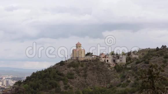 第比利斯塔博里修道院变形教堂城市景观视频的预览图