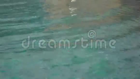 一个男人潜入游泳池的录像视频的预览图