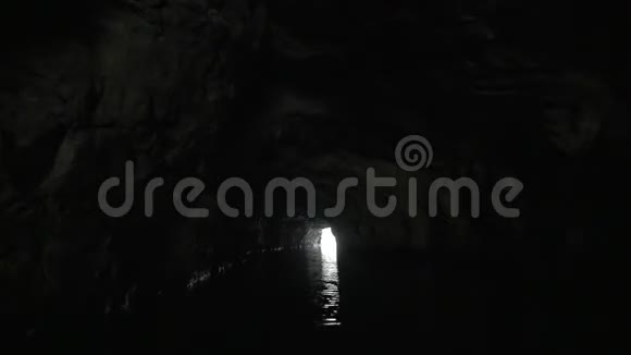 穿越越南海龙湾石灰石洞穴的船只视频的预览图