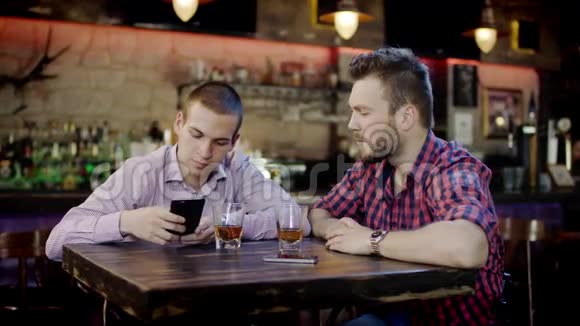 一群年轻人在酒吧里聊天自拍视频的预览图