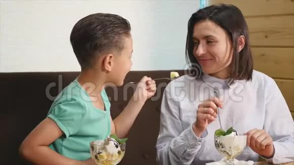 妈妈和儿子在咖啡馆吃冰淇淋近点视频的预览图