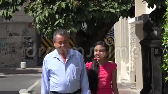 父女在市区街散步视频的预览图